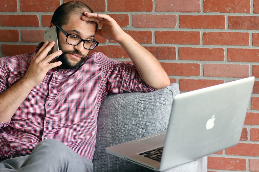 Homme frustré devant son ordinateur