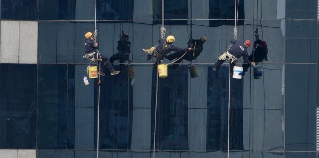 service professionnel de nettoyage de vitres en hauteur pour immeubles et gratte-ciel, assurant sécurité et transparence optimale.